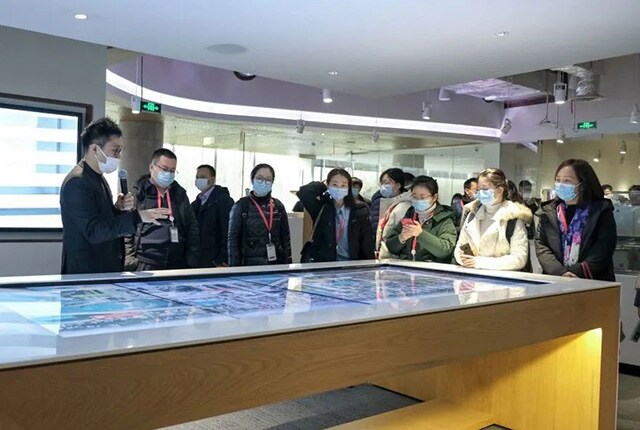 参观团重点参观了江森自控先进能源利用技术在大楼的应用，并深入了解了江森自控的区域能源系统架构、智能数字化解决方案、节能改造综合解决方案及区域能源综合应用案例